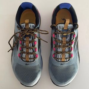 Cross-trainer athletic shoe with comfortable wide toe box